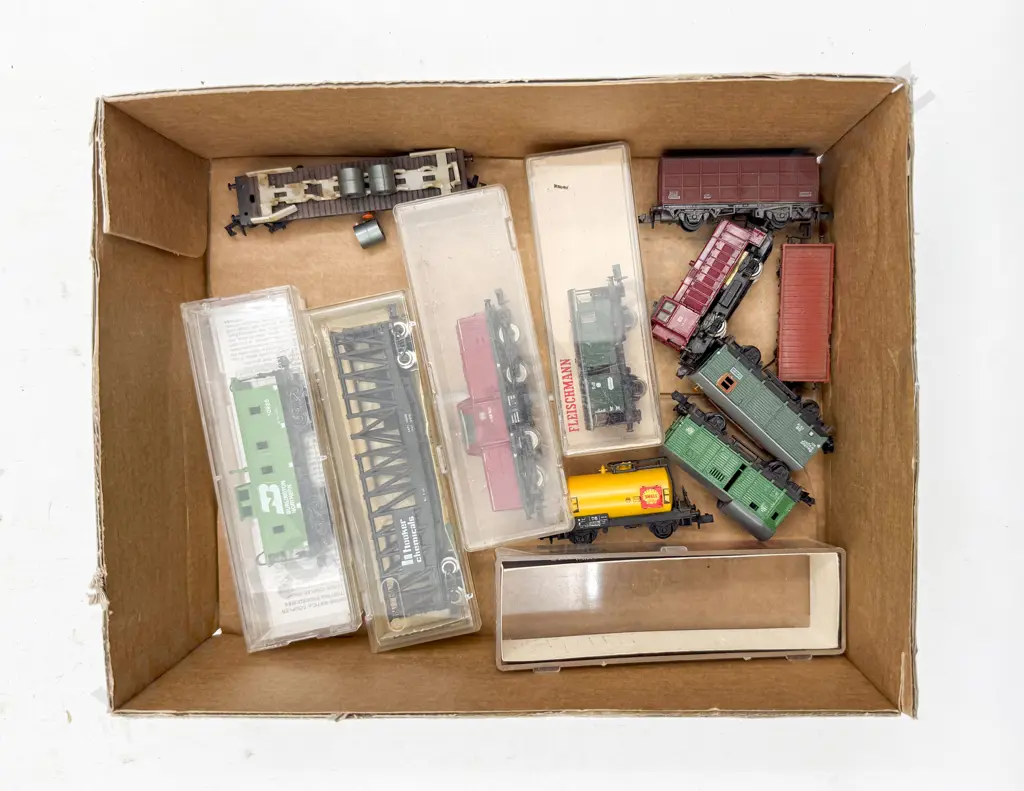 Arnold & Lima N Gauge Shunting Locomotives with Nine Rolling Stock Wagons Image 1++