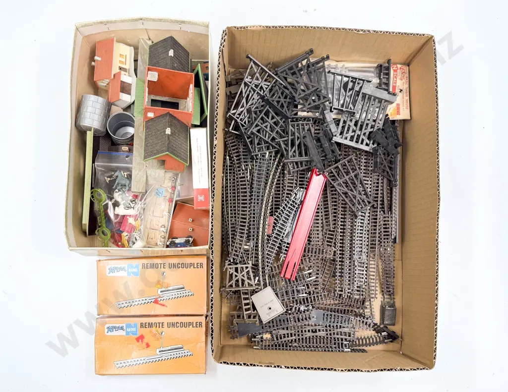 N Gauge Small Qty Mixed Manufacture Track with Architecture and Lineside Accessories Image 1++