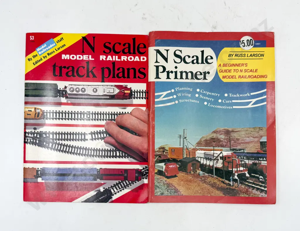 N Gauge Small Qty Mixed Manufacture Track with Architecture and Lineside Accessories Image 1++