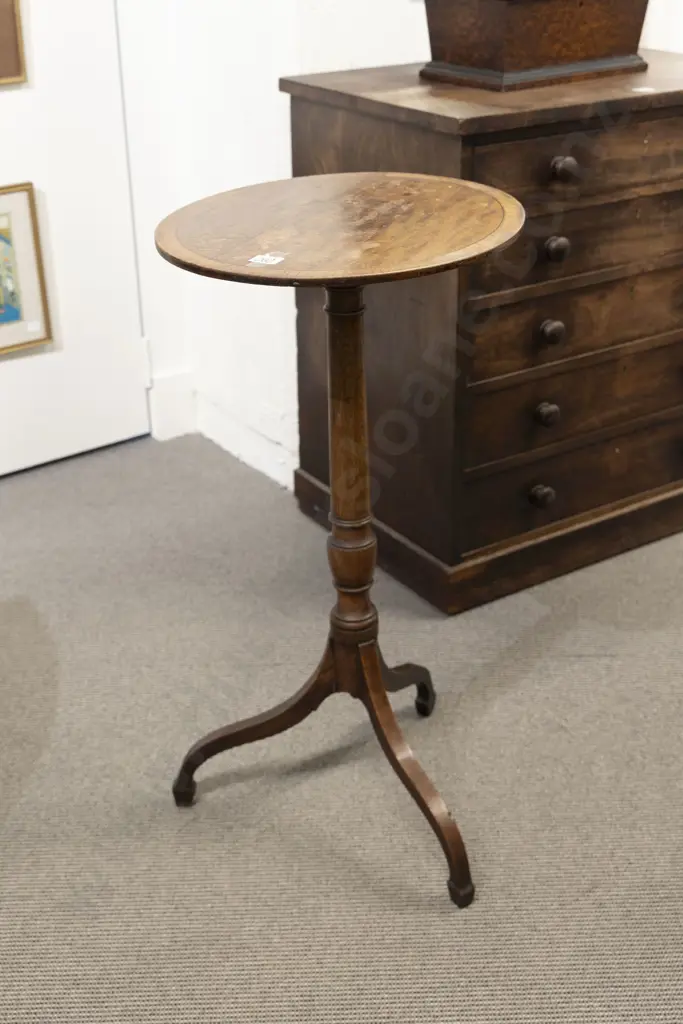 An Elegant Regency Mahogany & Satinwood Crossbanded Oval Wine Table Image 1++