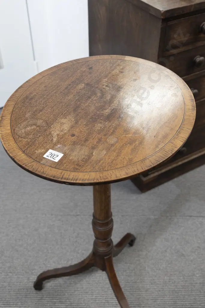An Elegant Regency Mahogany & Satinwood Crossbanded Oval Wine Table Image 1++