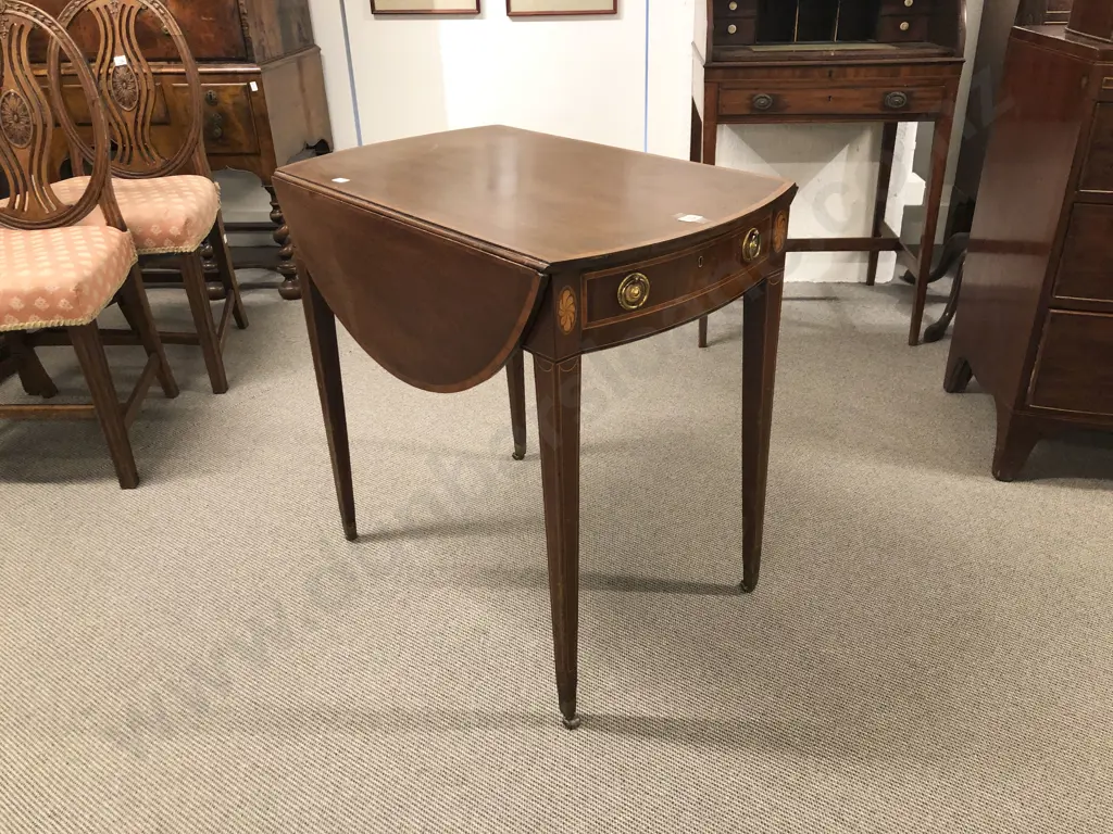 Attractive Sheraton Period Mahogany & Crossbanded Pembroke Table Image 1++