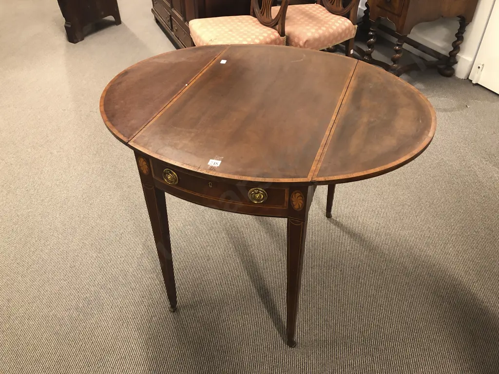Attractive Sheraton Period Mahogany & Crossbanded Pembroke Table Image 1++