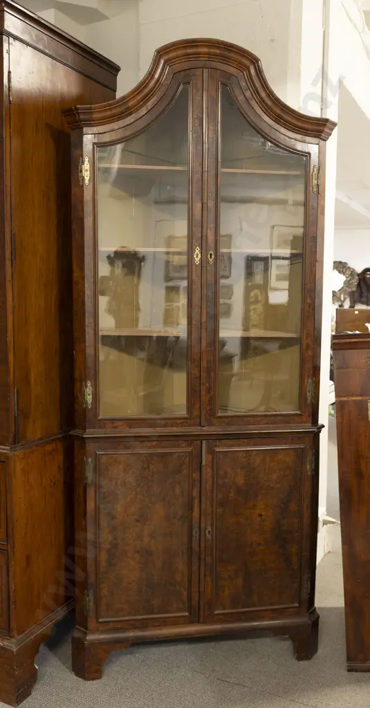 An Attractive C18th Figured Walnut Floor Standing Corner Cupboard Image 1++