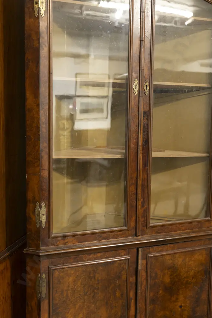 An Attractive C18th Figured Walnut Floor Standing Corner Cupboard Image 1++