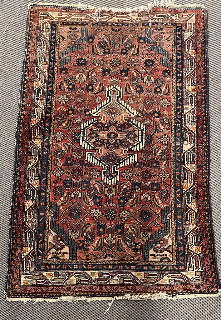 Antique Persian Rug 163 x 108cm Image 1++