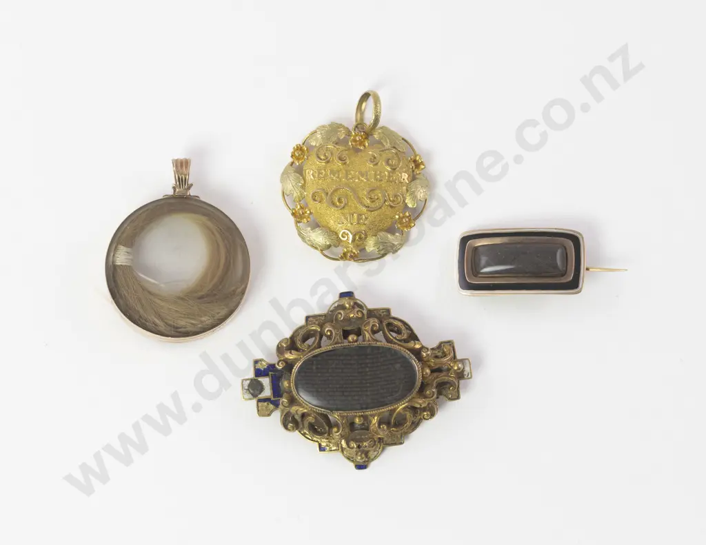 Victorian 15ct 'Remember Me' Heart Memorial Pendant Image 1++