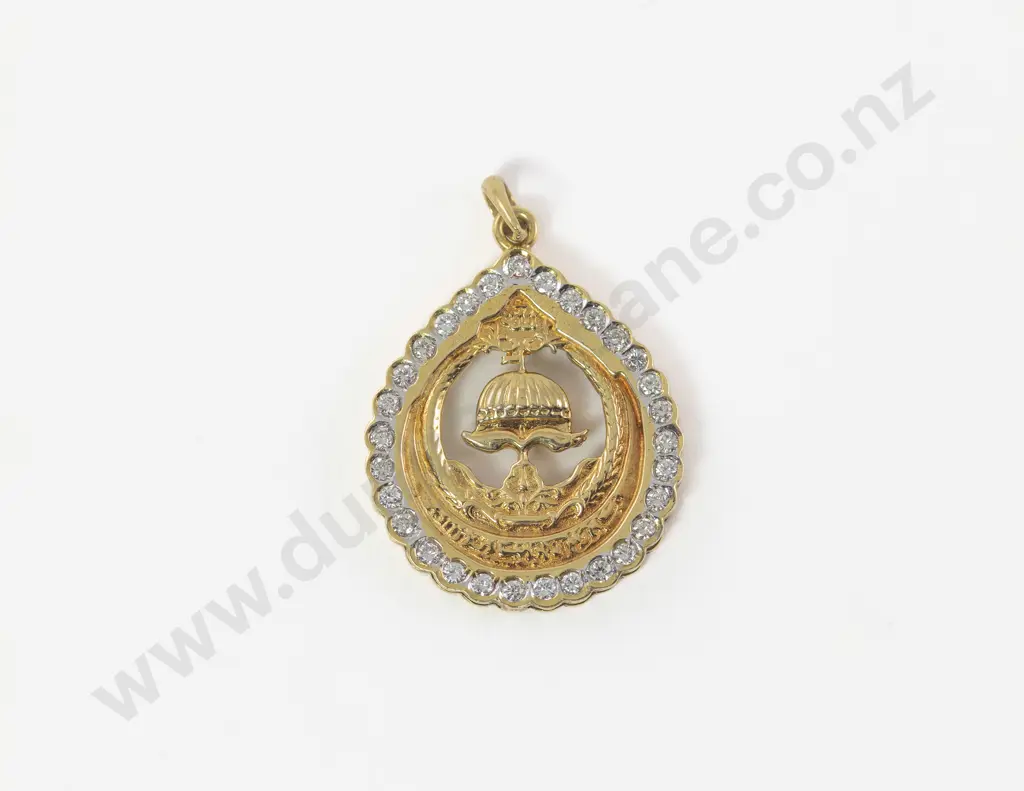 18ct 30Stone Diamond Royal Bolkiah Family of Brunei Pendant Image 1++