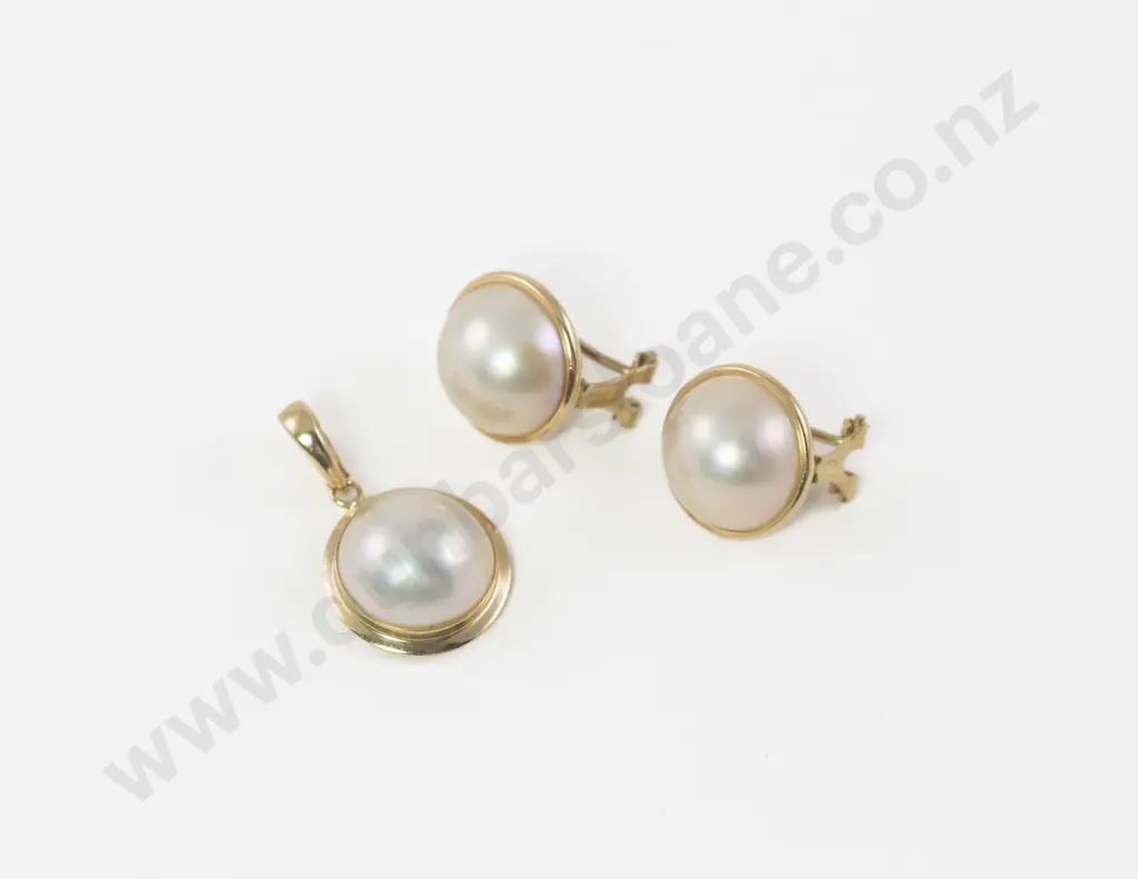 Pair 14ct Single Mabe Pearl Earrings Image 1++