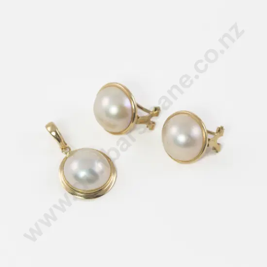 Pair 14ct Single Mabe Pearl Earrings