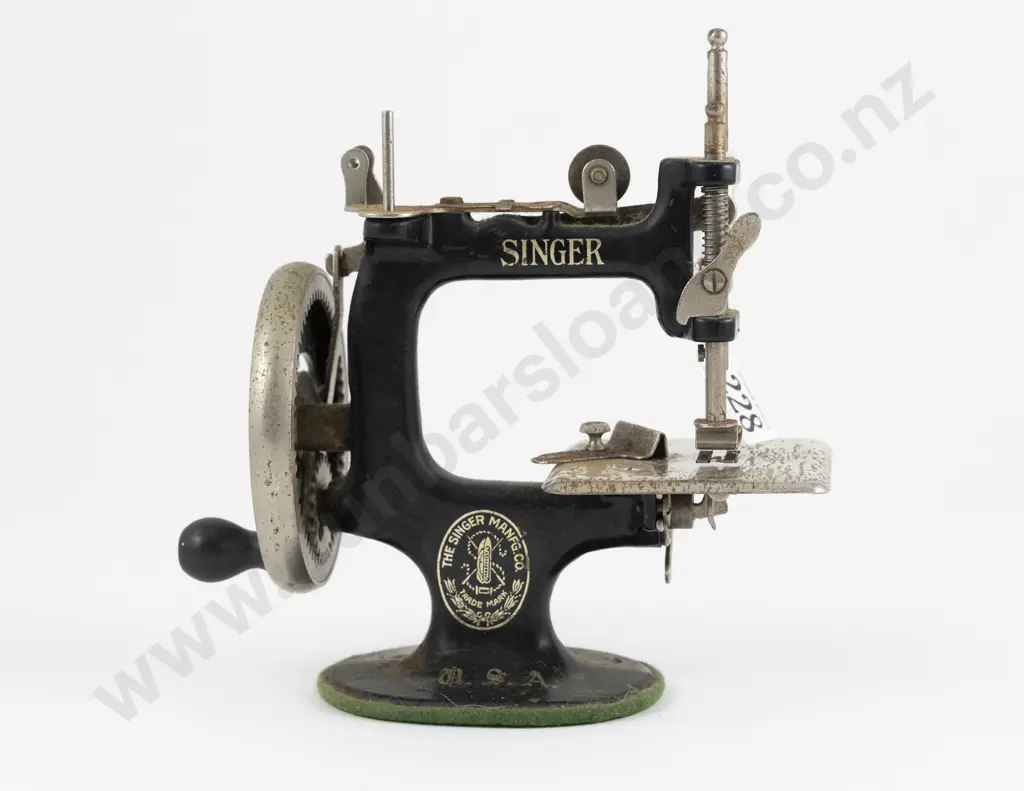 Vintage Childs Singer Sewing Machine Image 1++