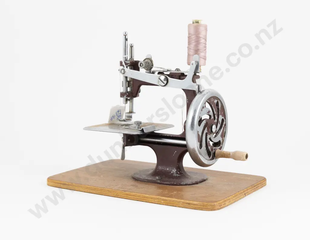 Vintage Childs (Peter Pan) Sewing Machine Image 1++