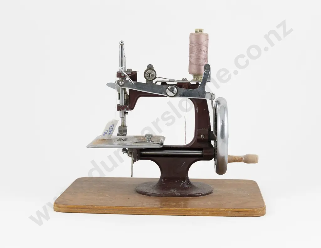 Vintage Childs (Peter Pan) Sewing Machine Image 1++