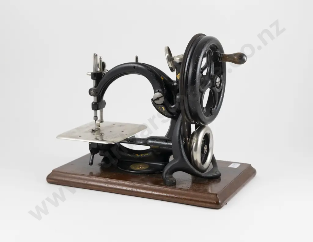 Cased Antique Willcox & Gibbs USA Hand Operated Sewing Machine Image 1++