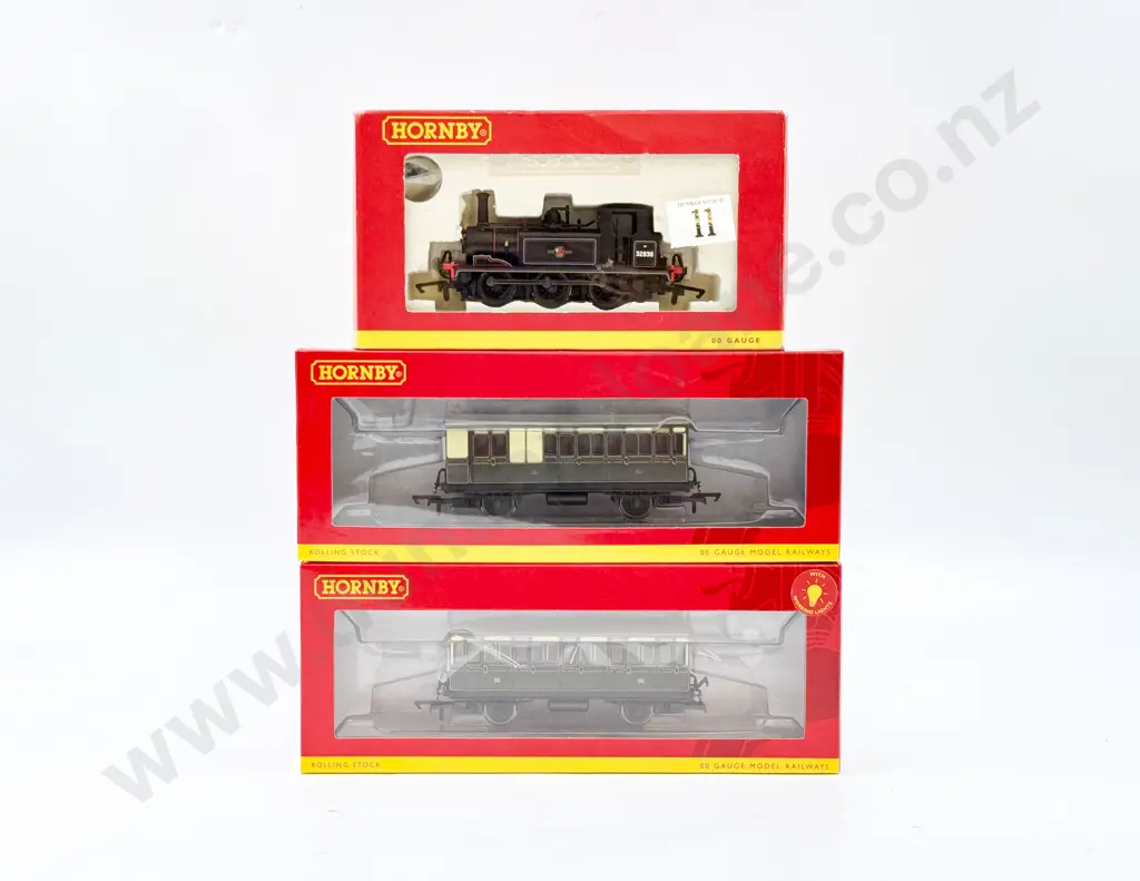 Hornby Boxed R2165B BR 0-6-0 Terrier Locomotive '32636' and two coaches Image 1++