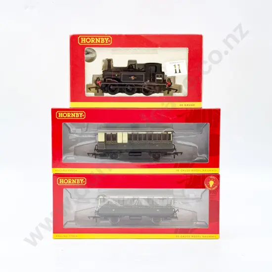 Hornby Boxed R2165B BR 0-6-0 Terrier Locomotive '32636' and two coaches