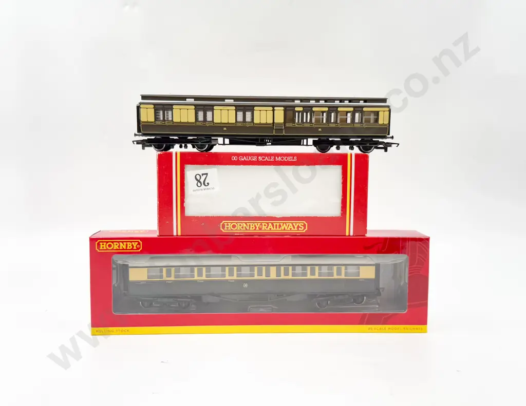 Hornby Railways Boxed R186 BR 0-6-0ST Loco Class J52 and two unboxed GWR Coaches Image 1++