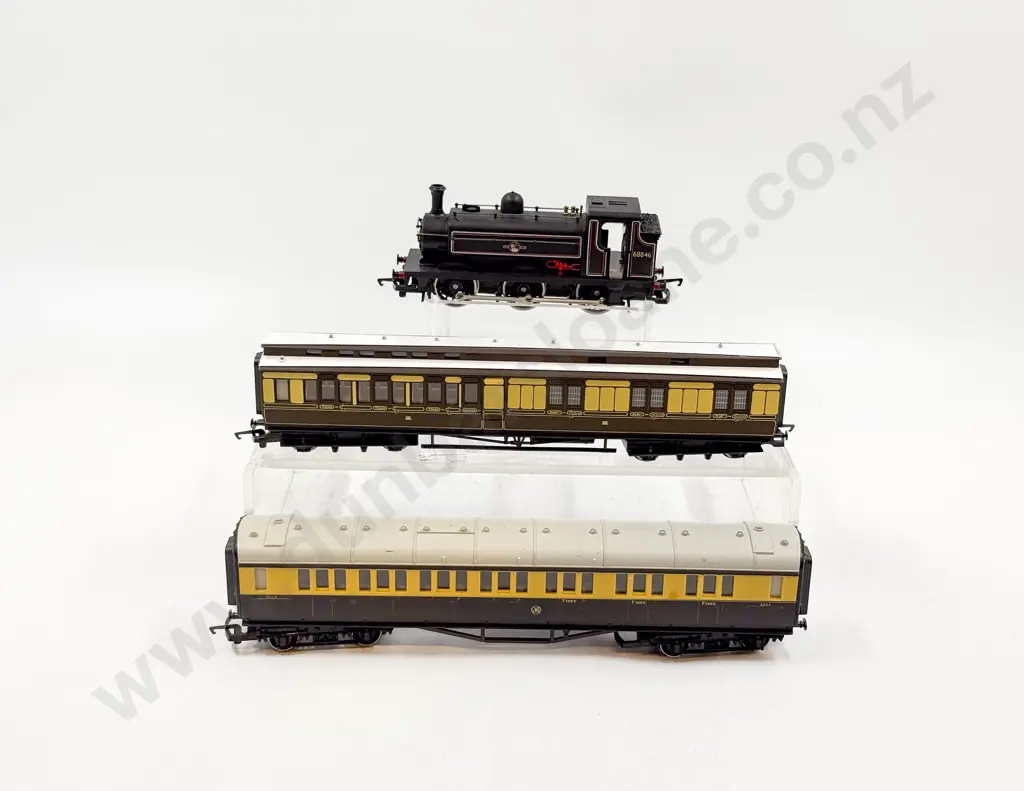 Hornby Railways Boxed R186 BR 0-6-0ST Loco Class J52 and two unboxed GWR Coaches Image 1++