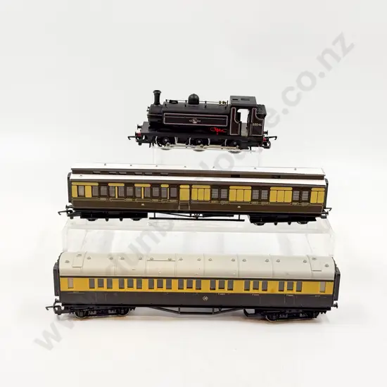 Hornby Railways Boxed R186 BR 0-6-0ST Loco Class J52 and two unboxed GWR Coaches