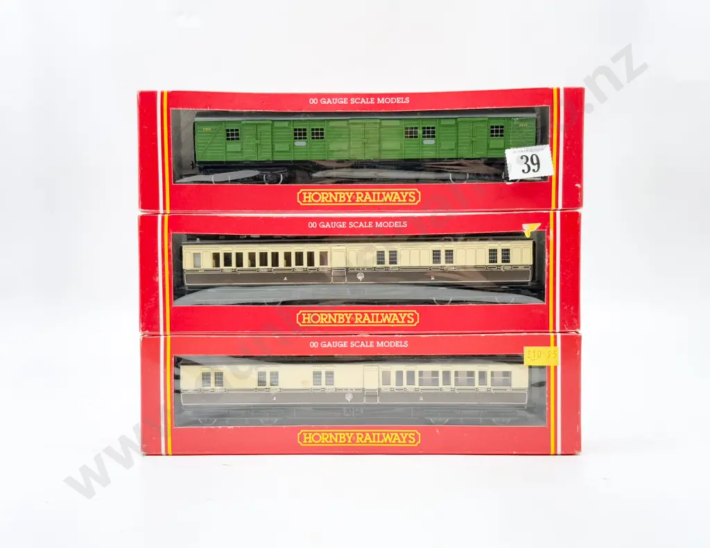 Hornby Railways Boxed R178 R488 x2 SR Luggage Van and GWR Clerestory 3rd Coaches Image 1++