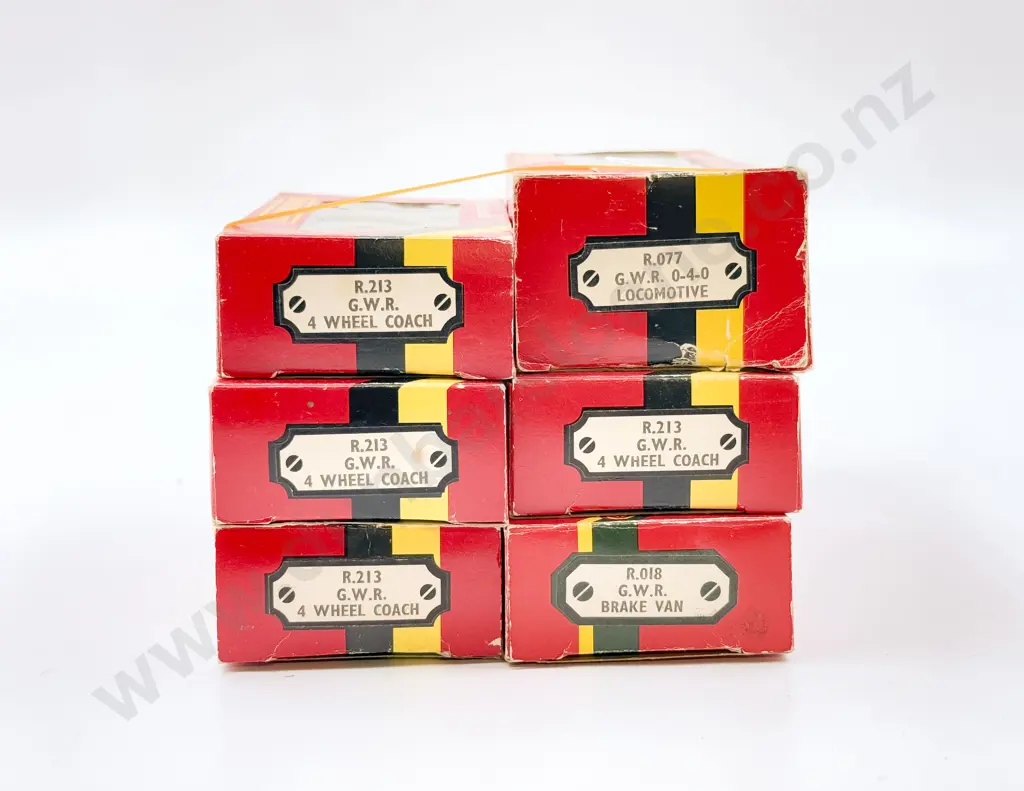 Hornby Railways Boxed R077 GWR 0-4-0 Loco & R213 x3 R018 GWR 4-Wheel Coaches and Brake Image 1++