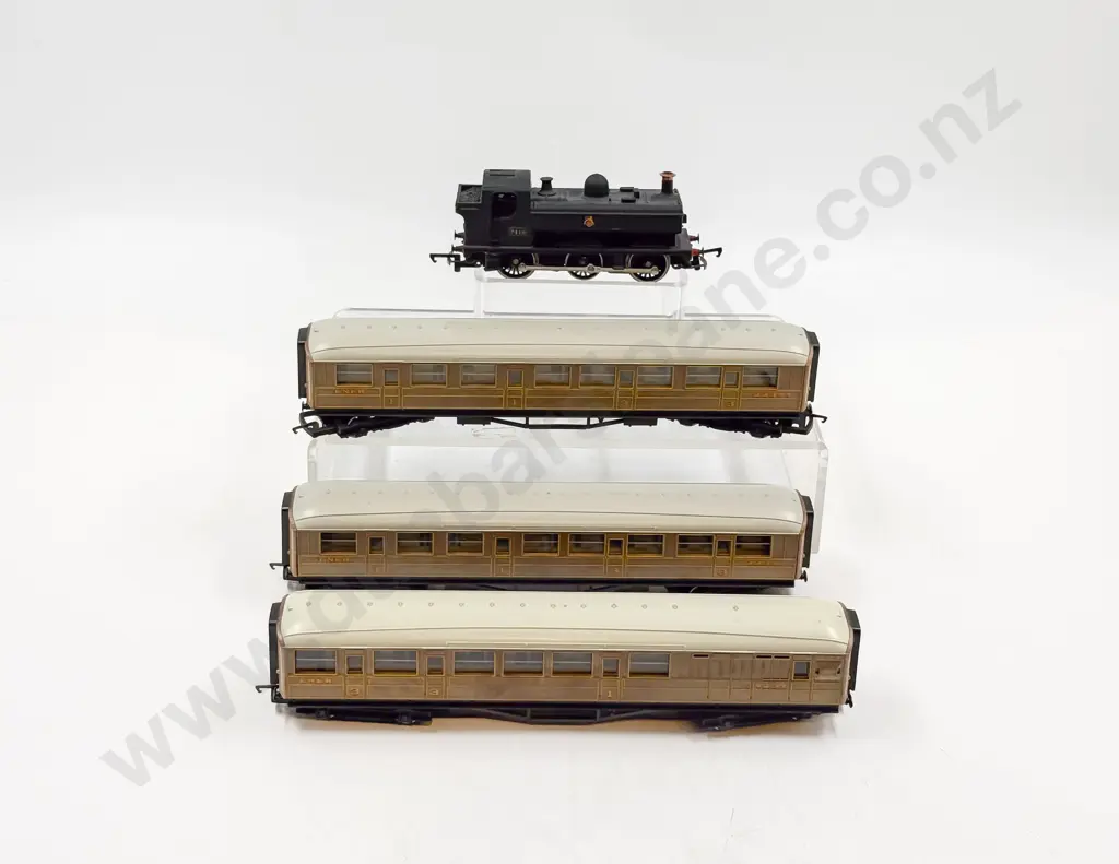 Hornby Railways Boxed BR 0-6-6 Pannier Tank Loco and Three Unboxed LNER Gresley Coaches Image 1++