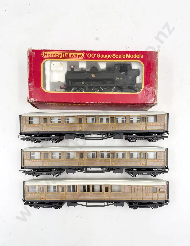 Hornby Railways Boxed BR 0-6-6 Pannier Tank Loco and Three Unboxed LNER Gresley Coaches Image 1++
