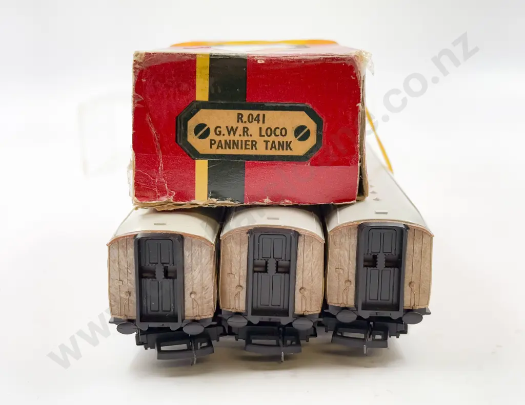 Hornby Railways Boxed R041 GWR 0-6-6 Pannier Tank Loco and Three Unboxed LNER Gresley Coaches Image 1++