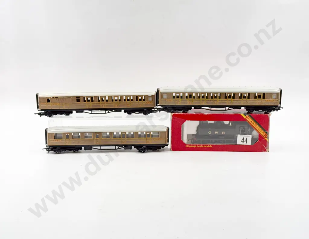 Hornby Railways Boxed R041 GWR 0-6-6 Pannier Tank Loco and Three Unboxed LNER Gresley Coaches Image 1++