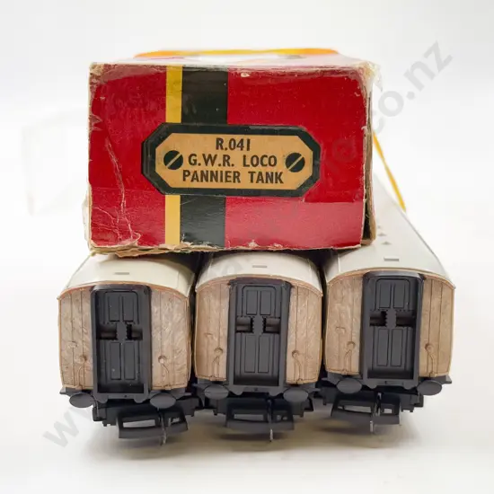Hornby Railways Boxed R041 GWR 0-6-6 Pannier Tank Loco and Three Unboxed LNER Gresley Coaches