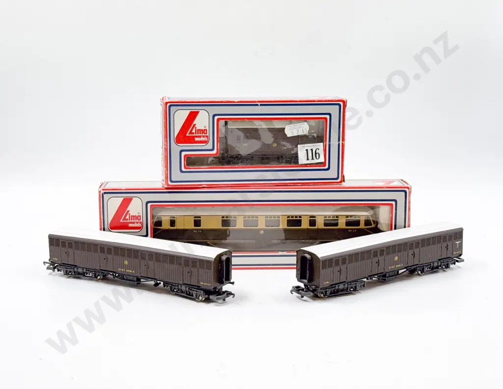 Lima Boxed Bo-Bo No 22 GWR Railcar with boxed and unboxed three GWR Box Cars Image 1++