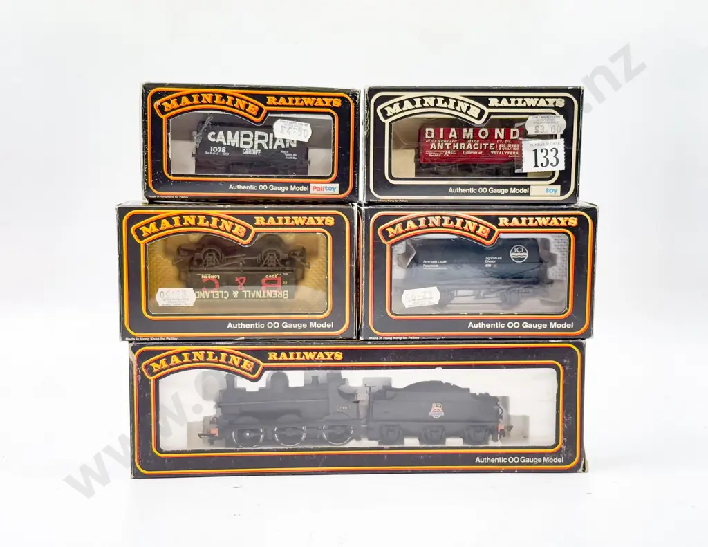 Mainline Railways 2400 Class 0-6-0 BR Loco and Four Rolling Stock Wagons Image 1++