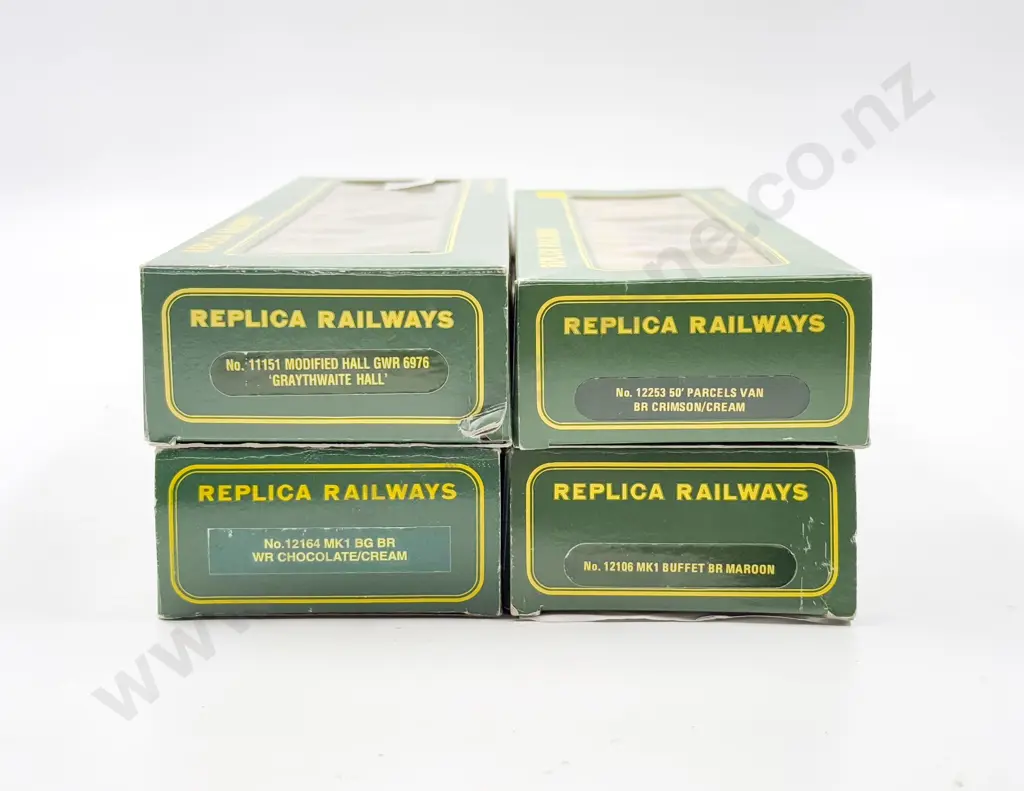 Replica Railways Boxed Modified Hall GWR 6979 'Graythwaite' with three Coaches Image 1++