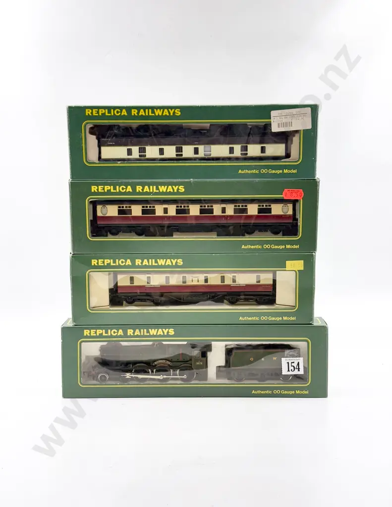 Replica Railways Boxed Modified Hall GWR 6979 'Graythwaite' with three Coaches Image 1++
