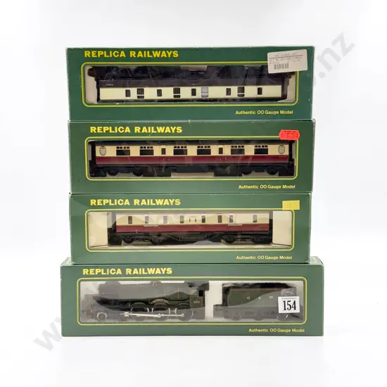 Replica Railways Boxed Modified Hall GWR 6979 'Graythwaite' with three Coaches