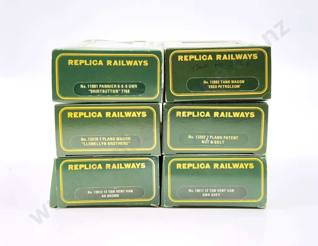 Replica Railways Boxed Pannier 0-6-0 GWR 'Shirtbutton' 7760 with Five Rolling Stock Wagons Image 1++