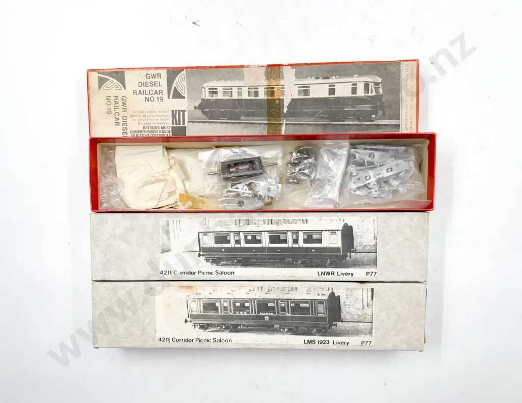 Kit Set Keyser GWR Diesel Railcar and Two Corridor Picnic Saloon Coaches Image 1++
