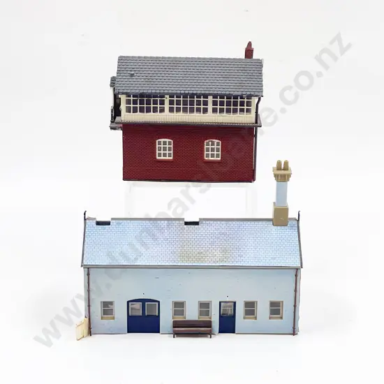 Collection Hornby and Other Lineside Platforms Engine Shed and Architecture