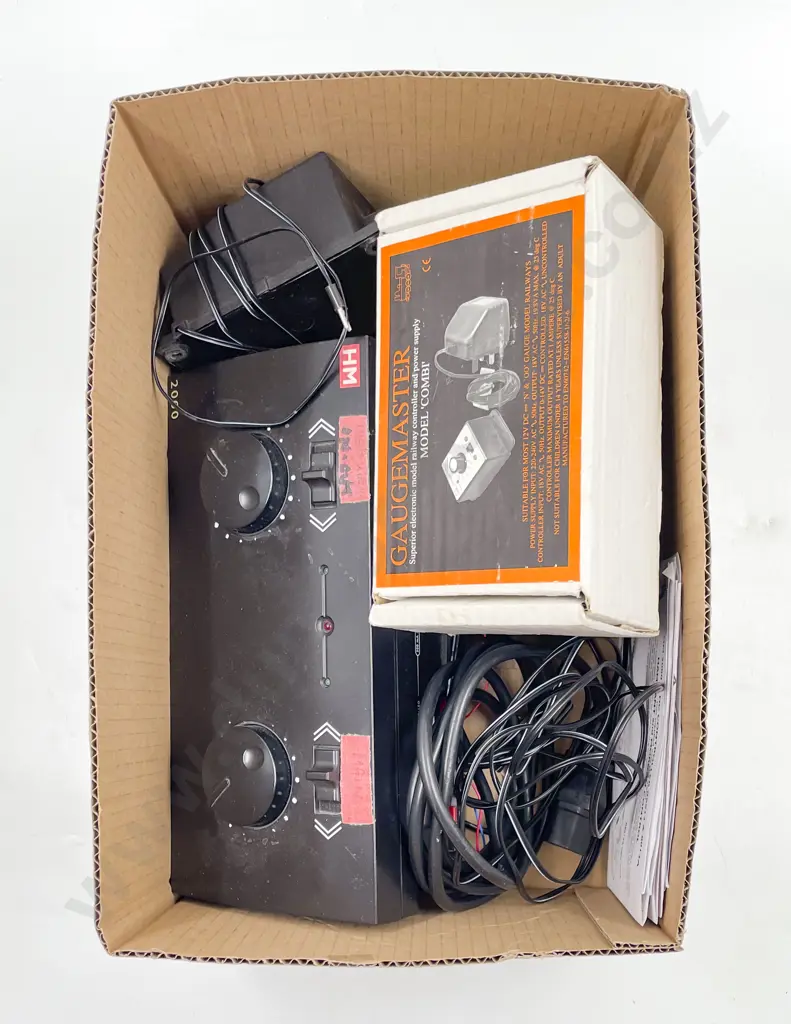 H&M Main Control Unit with Two Gaugemaster Controllers and Power Supplies (UK Plugs) Image 1++
