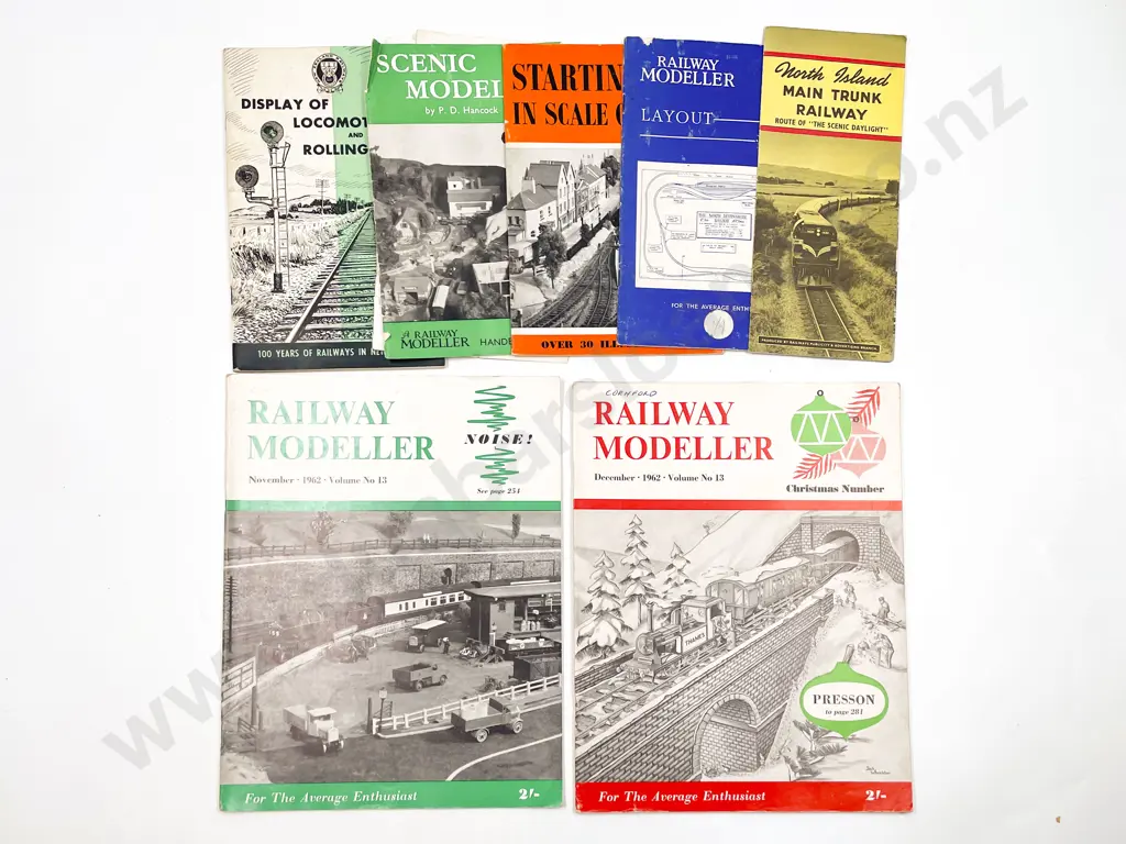 Qty Railway Modeller Magazines and Booklets Image 1++