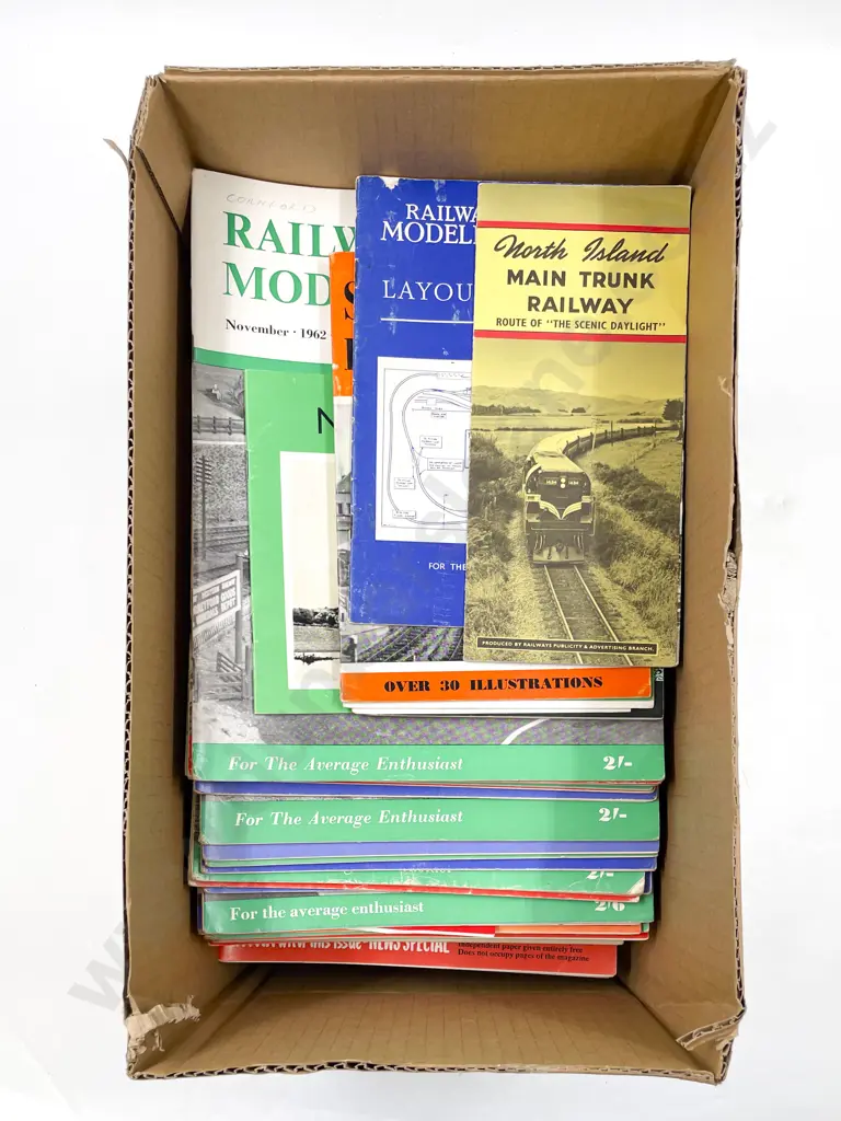 Qty Railway Modeller Magazines and Booklets Image 1++