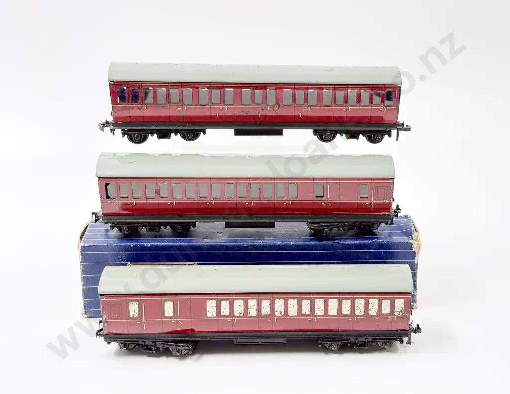 Hornby Dublo Two Boxed D14 Suburban BR Coaches and Unboxed Image 1++