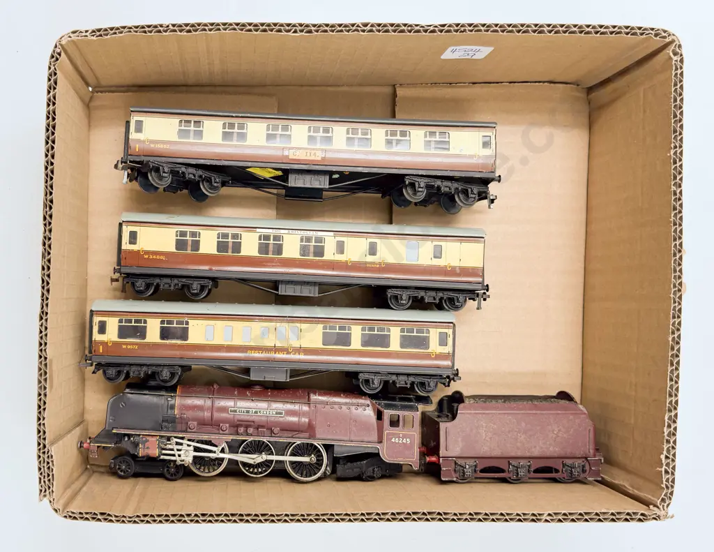 Hornby Dublo 4-6-2 City of London Locomotive and Tender with Three GWR Corridor Coaches Image 1++