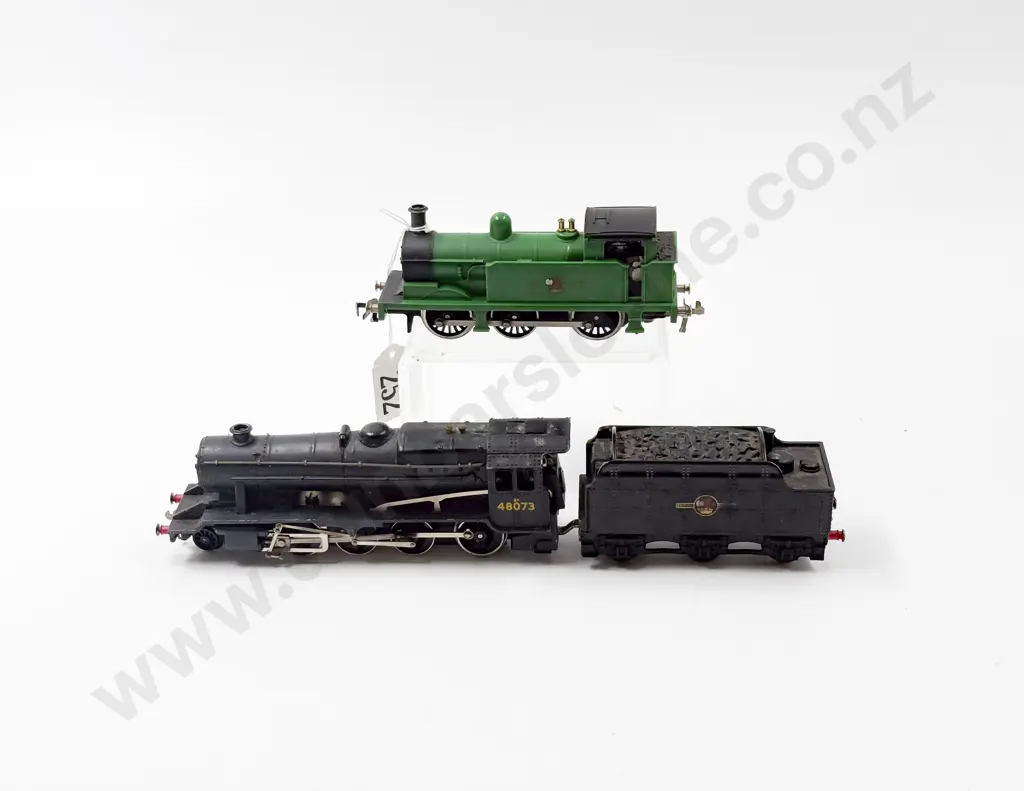 Hornby Dublo 2-8-0 Locomotive and Tender and 0-6-0 Tank Locomotive Image 1++