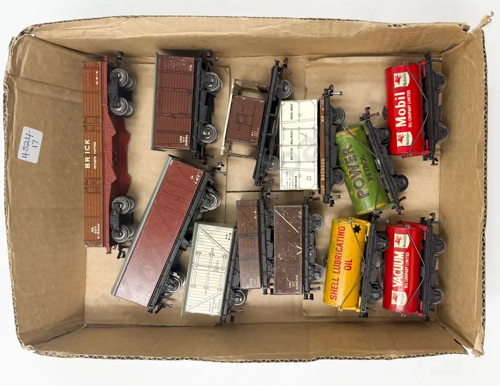 Hornby Dublo Twelve Assorted Tinplate Rolling Stock Wagons Image 1++