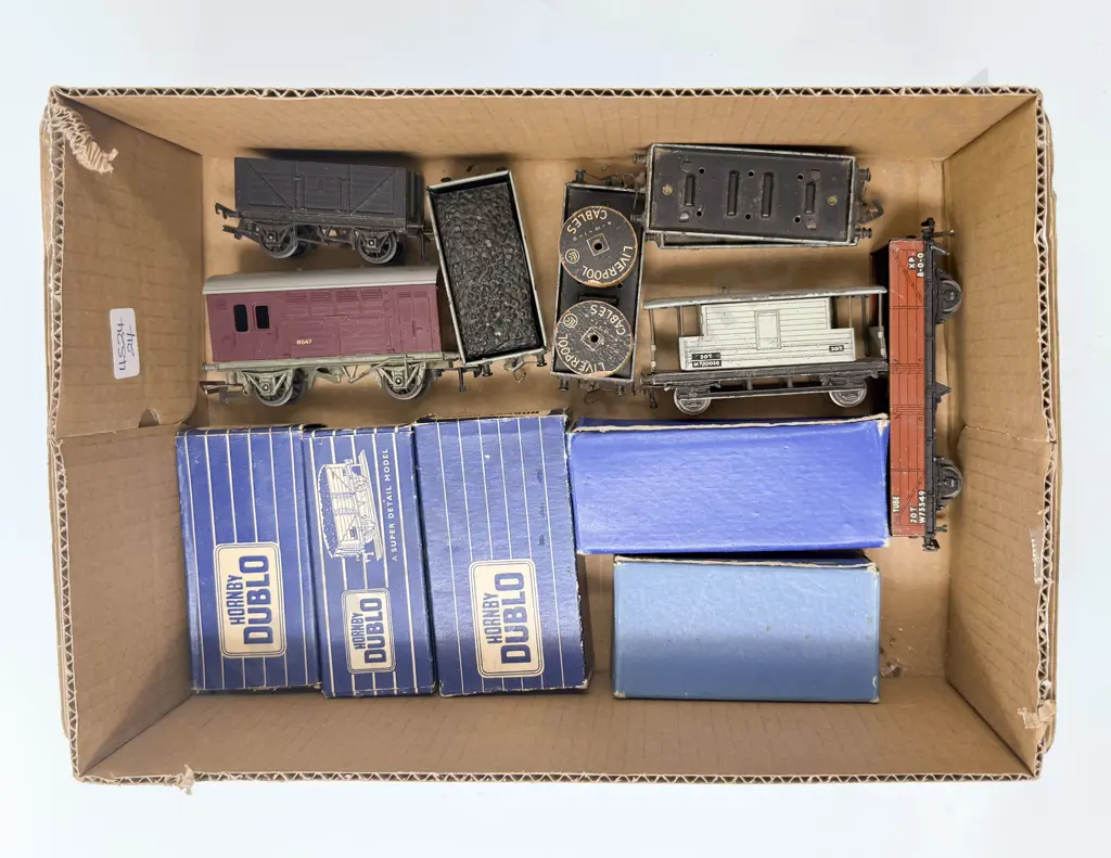Hornby Dublo Boxed Five Rolling Stock Wagons and Eight Unboxed Image 1++