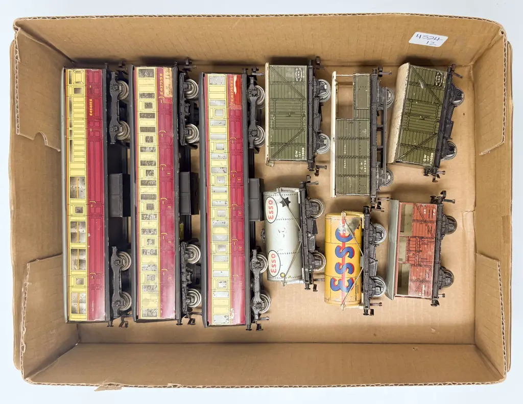 Hornby Dublo Three Tin Plate BR Coaches and Six Various Rolling Stock Wagons Image 1++