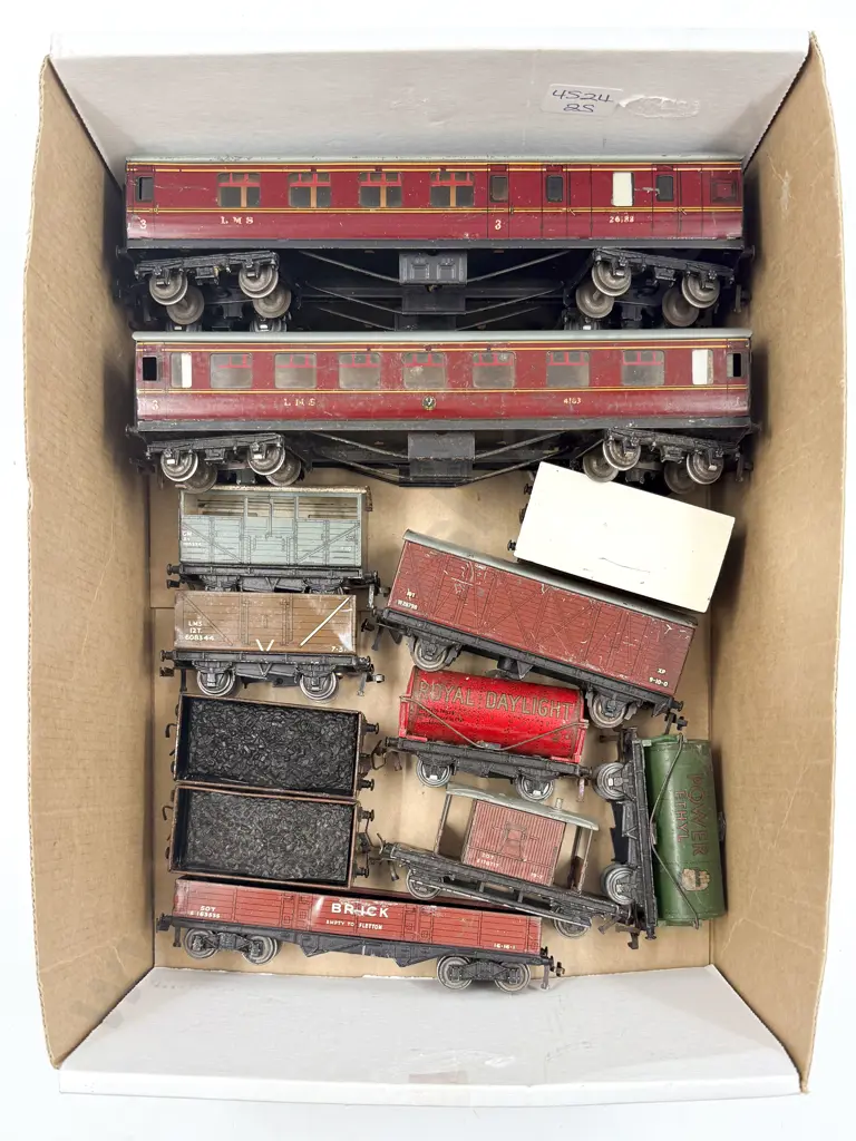 Hornby Dublo Four LMS Corridor Passenger Coaches with Ten Unboxed Rolling Stock Wagons Image 1++