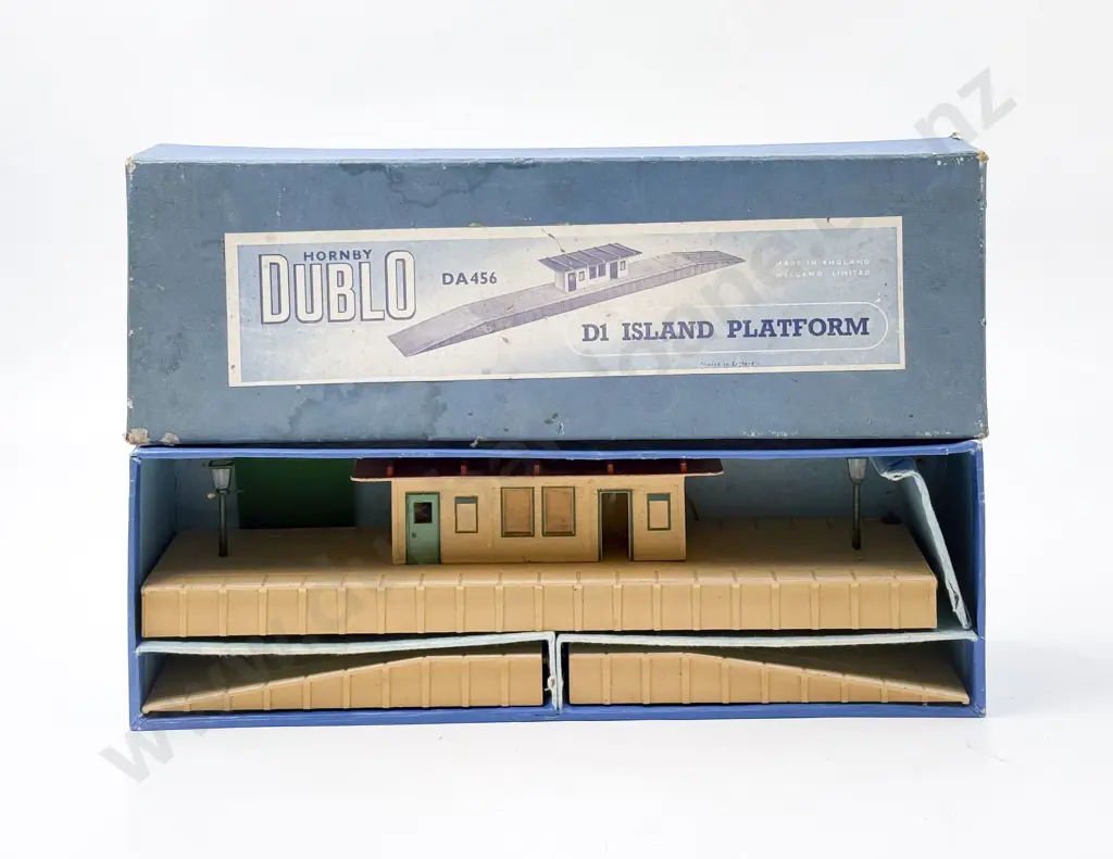 Hornby Dublo Boxed DA456 D1 Island Platform with Lighting Modifications Image 1++