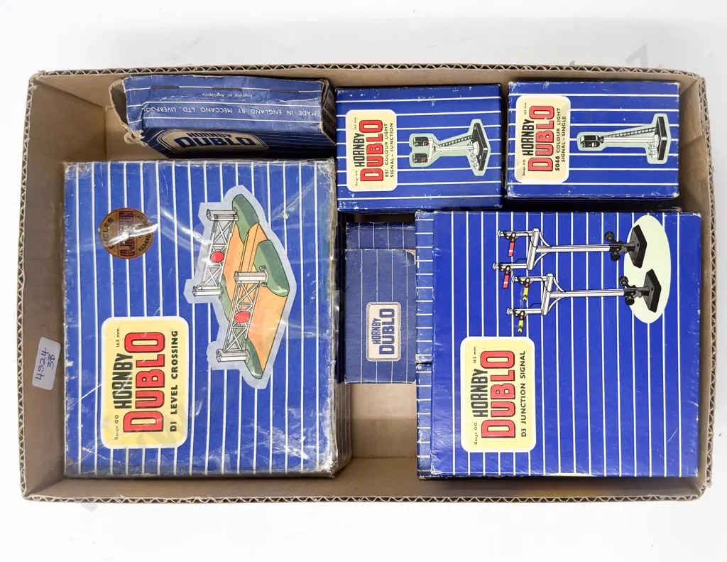 Hornby Dublo Boxed D1 Level Crossing with Six Signals and Single Container Meat Loading Gauge Image 1++